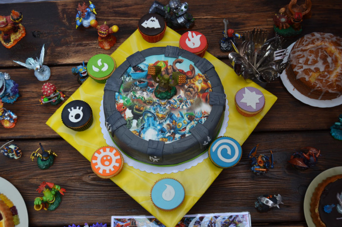 Skylanders Torte mit Cupcakes und Figuren